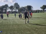 Laatste training S.K.N.W.K. JO8-1 (partijtje tegen de ouders) van maandag 2 juni 2025 (68/123)